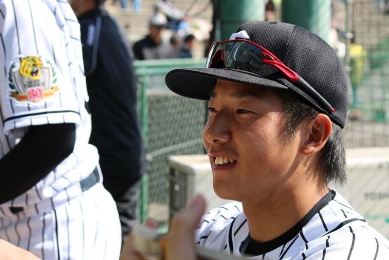 サイン会で笑顔の横田選手。