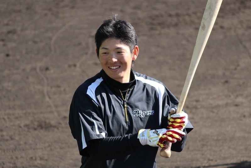 試合前の打撃練習で、八木コーチと言葉をかわす田上選手。いい笑顔ですねえ。