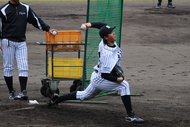 横山投手の初BP。自身の前にある、打球避けのネットが気になったようです。