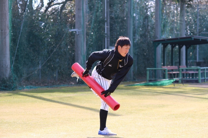 安芸キャンプでの練習風景。横山投手は赤いバイパーでトレーニング中です。