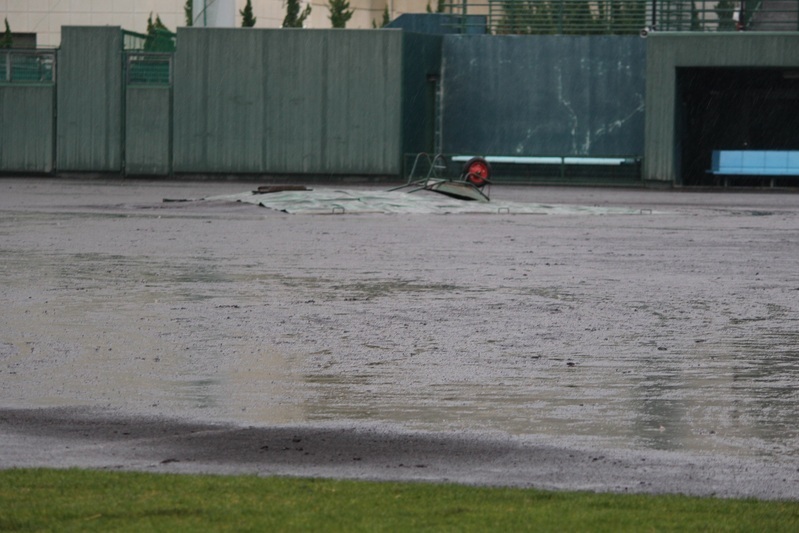 試合後も雨は降り続き、こんなぬかるみになりました。シート部分がマウンドのあたり。
