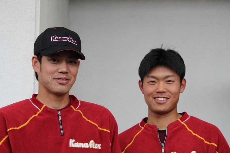 カナフレックスの藤井選手(左)と、島本投手の高校の先輩・深瀬選手。