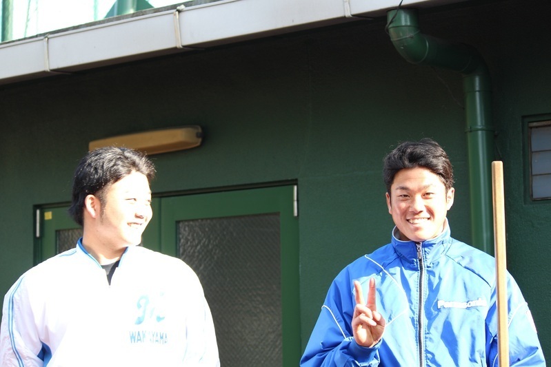 久しぶりに会ったであろう穴田選手(左)と阪口選手なのに、会話は撮影会と化して