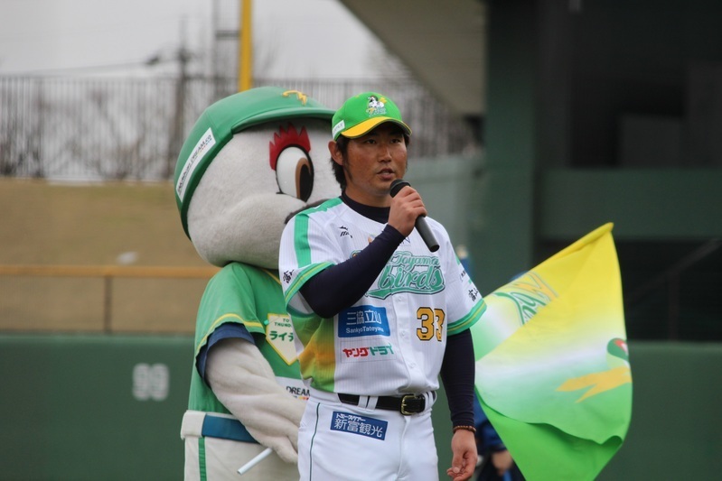 試合前のセレモニーでBCリーグ憲章を披露する野原祐也選手兼任コーチ。