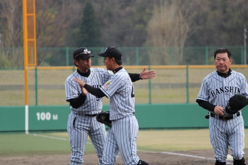 試合終了。古屋監督、香田投手コーチに迎えられる山本投手。