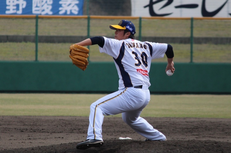 2週間前とは違うユニホームで投げる福井の田面投手。背番号は30です。