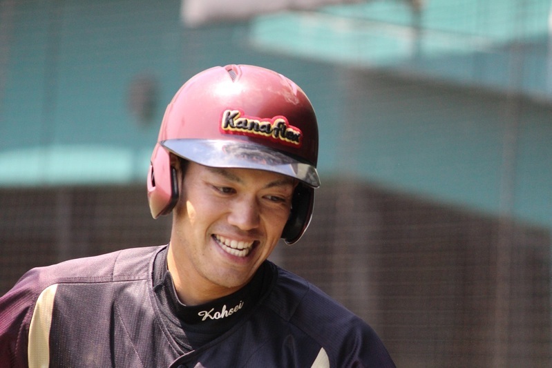 4回に同点のホームを踏み、とびっきりの笑顔でベンチに戻ってきた藤井選手。