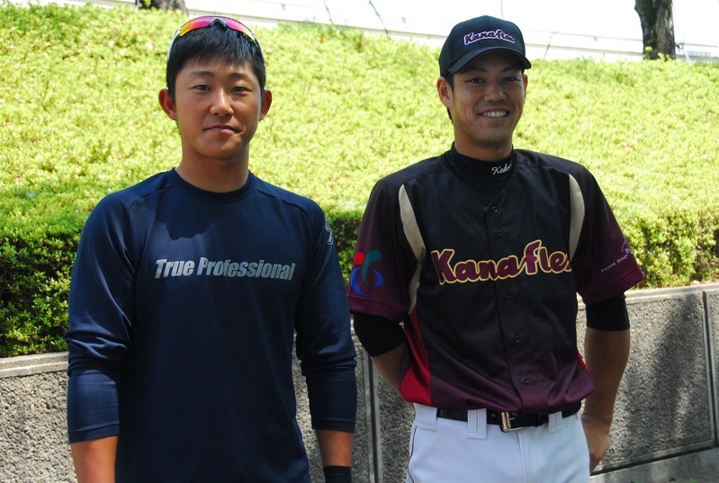試合前に中日の三ツ俣選手(左)と会って、嬉しそうな藤井選手。