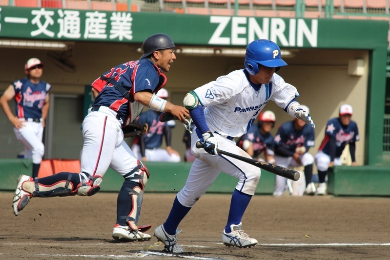 3回、ランナー一塁で三塁方向への送りバントを決めた阪口選手。