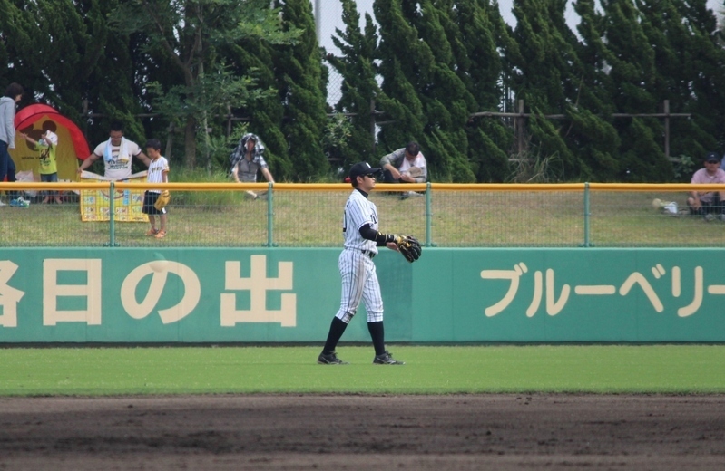 レフトを守る柴田選手。確かにフェンスは低めですが、お見事でした。