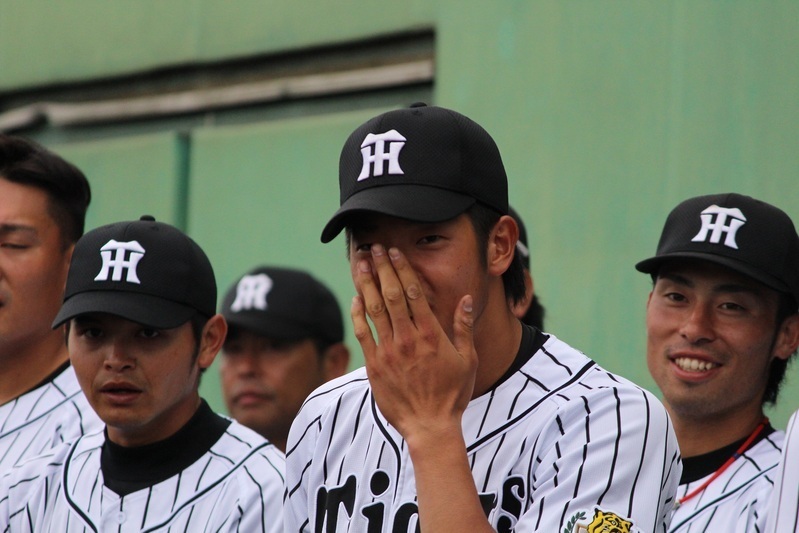 ついに挨拶の瞬間が訪れ、顔を手で覆う横田選手。