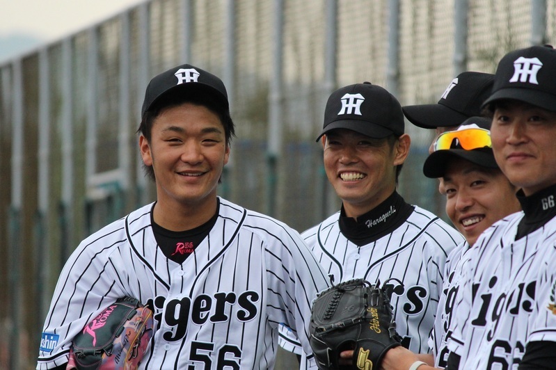 いやほんと、松田選手(左)も隣の原口選手も、始まる前から笑いすぎですよ。
