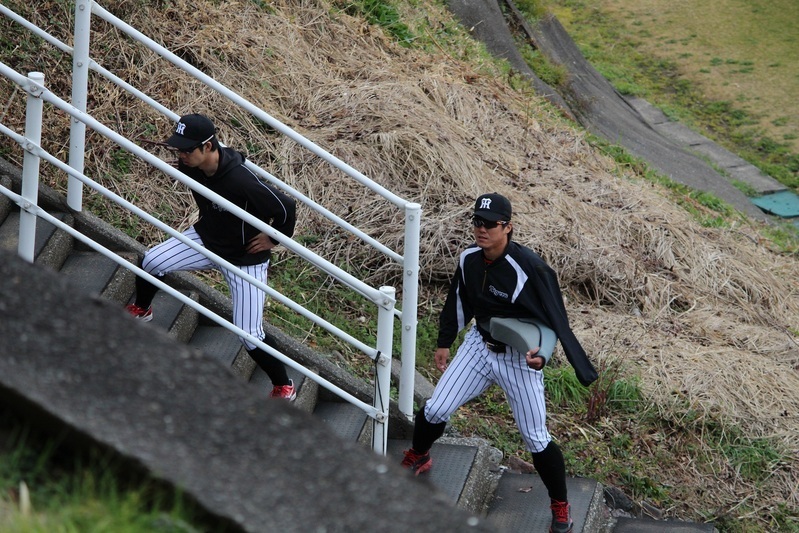 安芸キャンプ終盤、緒方選手(左)と一緒に階段でトレーニングをする陽川選手。