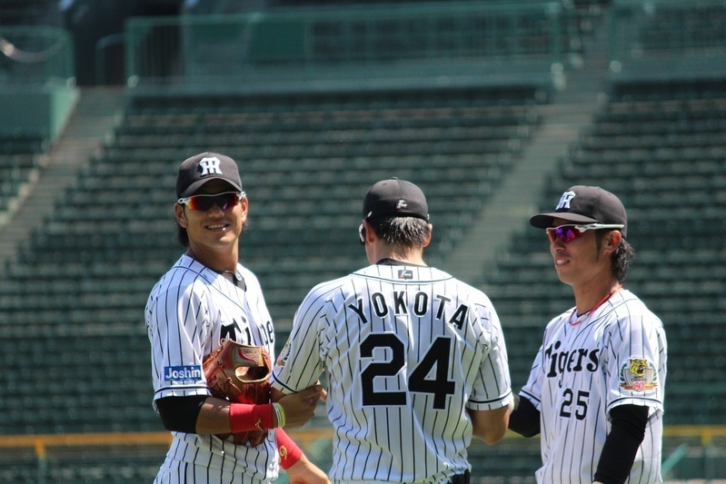 ちょっかいを出す江越選手(右)、カメラに気づいて笑う中谷選手(左)。