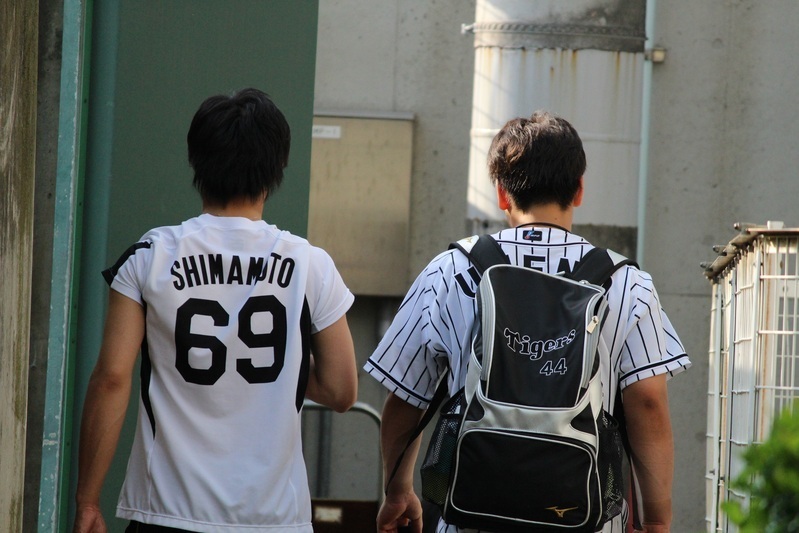 練習が終わってから梅野選手(右)と島本投手は通路でミーティング。