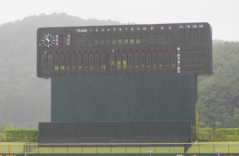 霧雨が降り続く三条パール金属スタジアム。