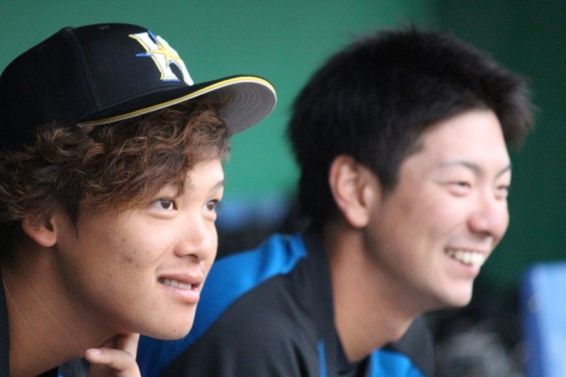 阪神の打撃練習を見る、日本ハムの石川慎吾選手(左)と松本剛選手。