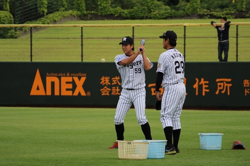 岩本投手もノッカーを務めました。