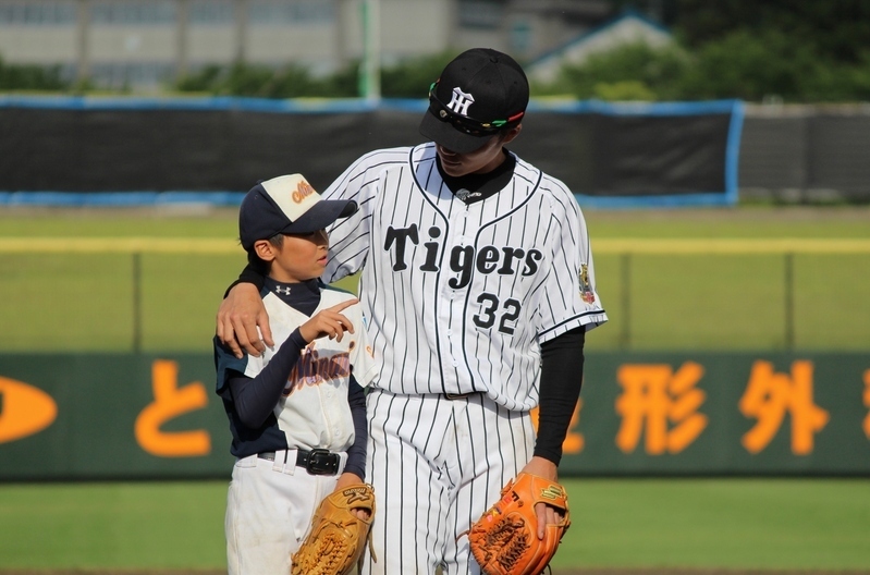 新井良太選手が1人の少年と何か話を。彼にとっては一生忘れられない瞬間でしょうね。