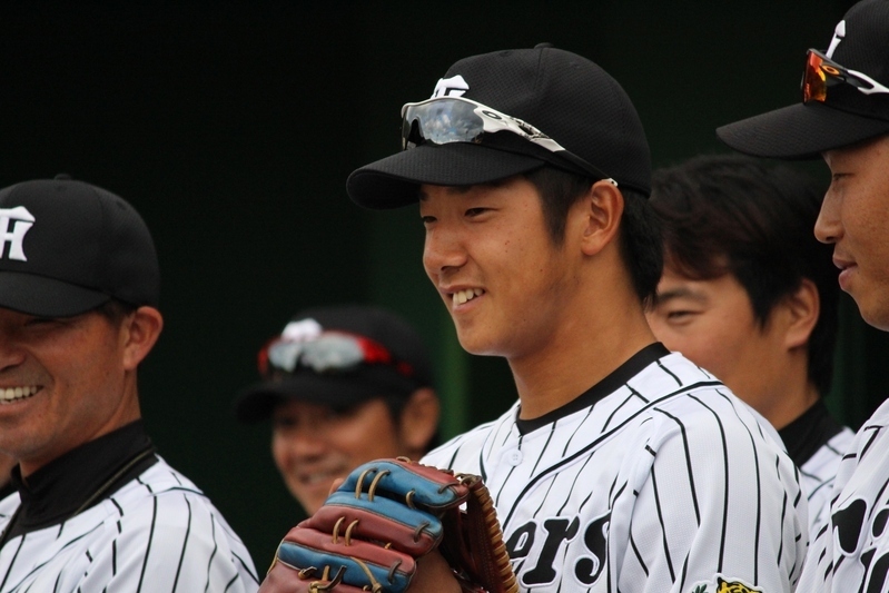 横田選手は挨拶の担当から外れて余裕の笑顔。