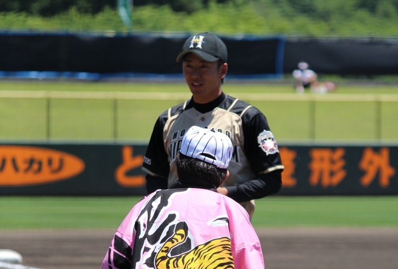 ファン投票で日本ハム1位の斎藤佑投手。なお手前は梅野選手に賞品を渡した方です。