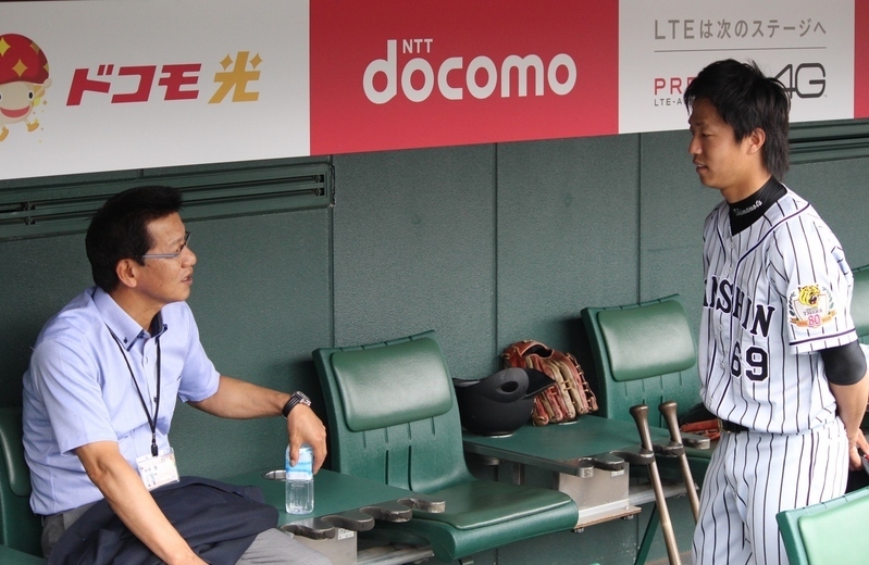 13日の試合前、キャンプで臨時コーチを務めた大野豊さんに話かけられる島本投手。