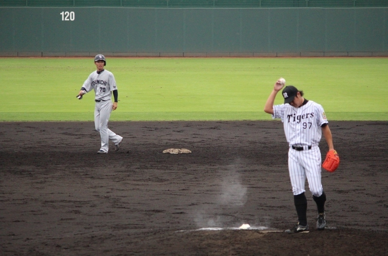 「玉置は苦手、大嫌い」と言わしめる谷選手(左)に適時二塁打を許した玉置投手。