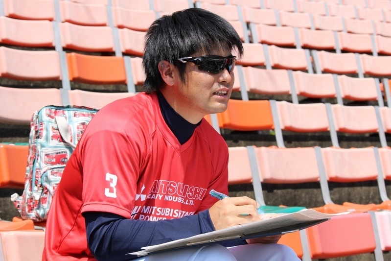 5月初旬のJABA九州大会で、他チームのスコアをつける野原選手。