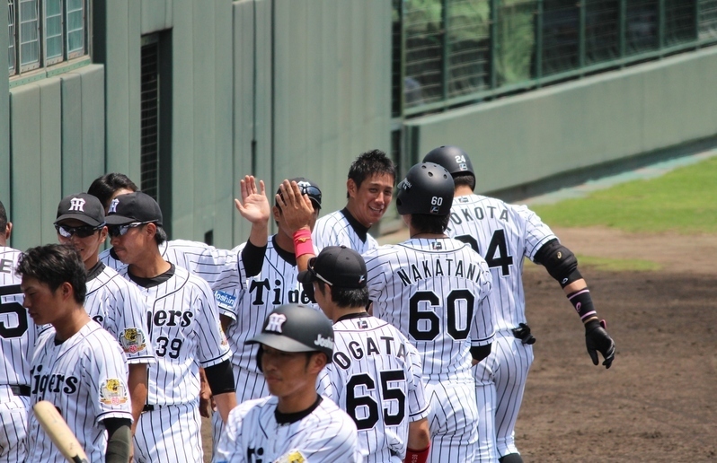 おなじみ横田選手への手荒い祝福。逆転してもらった山本投手が笑顔で迎えます。