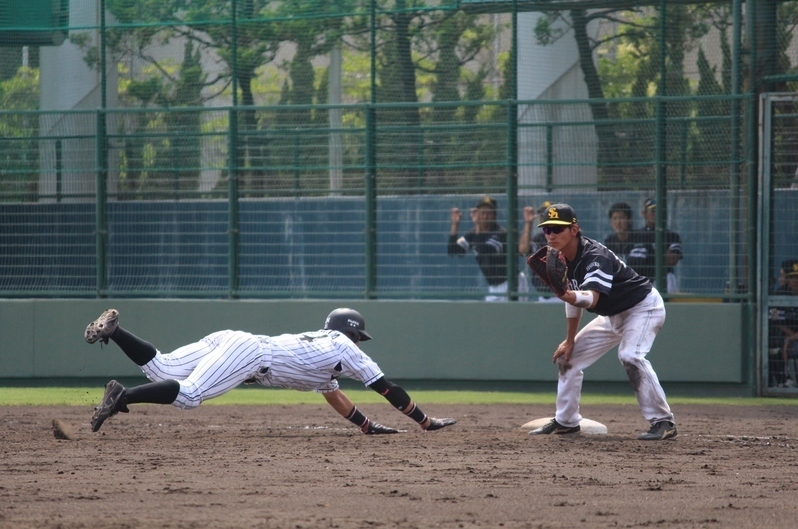 牽制されて一塁に戻る横田選手。浮いてる！このあとバッチリ盗塁を決めました。