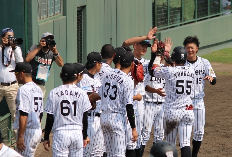 ホームランの陽川選手を迎える阪神ベンチ。秋山投手と横山投手も笑顔でハイタッチ！
