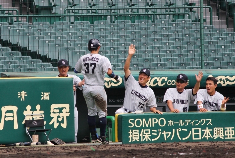 三ツ俣選手のHRに大喜びの佐伯監督(中央)。中日はベンチ内でハイタッチです。