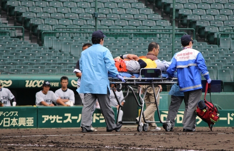 ストレッチャーで救急車へ運ばれる松井雅選手。頭部はしっかりと固定されています。
