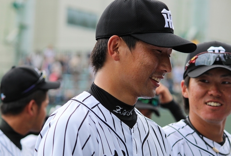 試合後にベンチへ戻り、同期の陽川選手から声をかけられて岩崎投手もニッコリ。