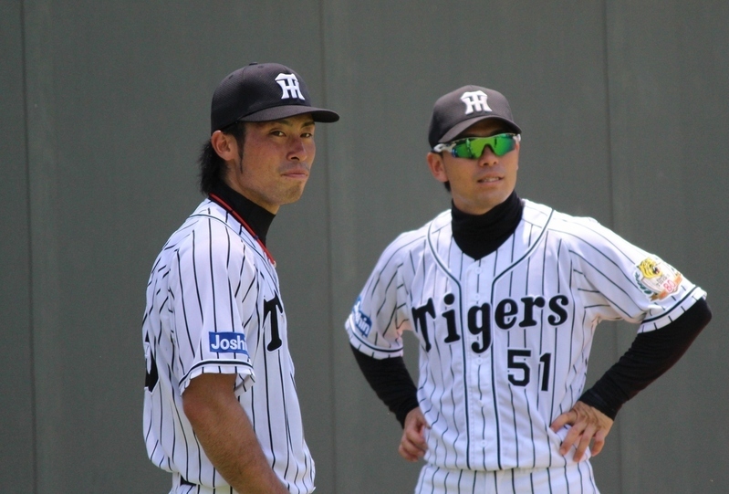 21日に実戦復帰予定の伊藤隼選手(右)とランニング中の江越選手です。