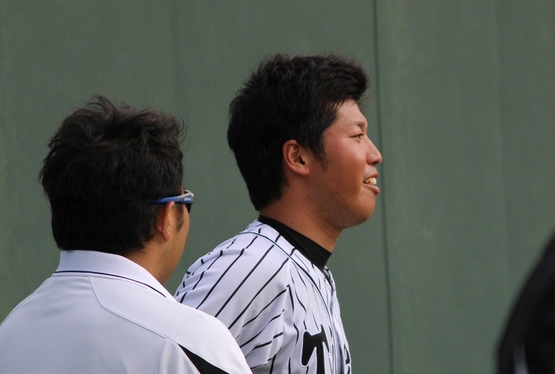 思い切り横顔ですみません。東マネージャーと話しながら笑顔がこぼれる伊藤和投手。