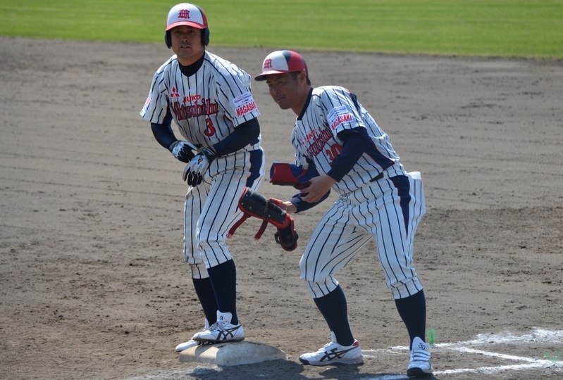 懐かしい、昨年4月のJABA静岡大会。左前打で出塁した時の写真です。