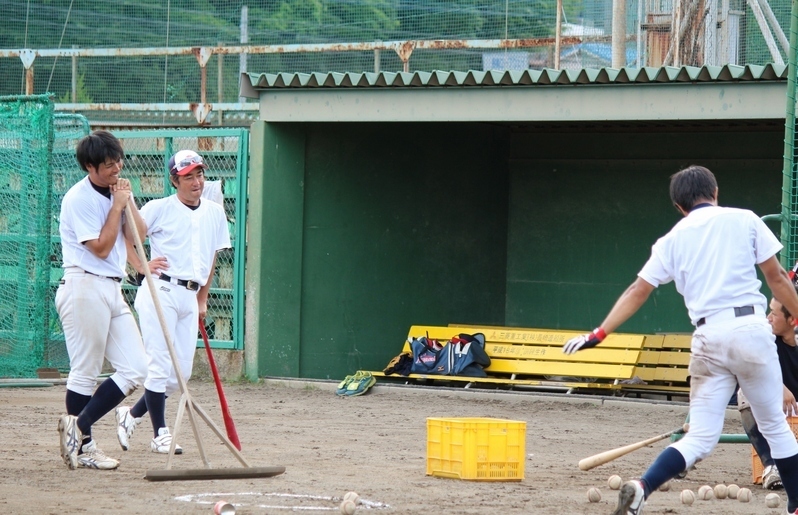 1年前、長崎市の三菱球場にて。整備待ちで打撃練習を見る野原選手(左)です。