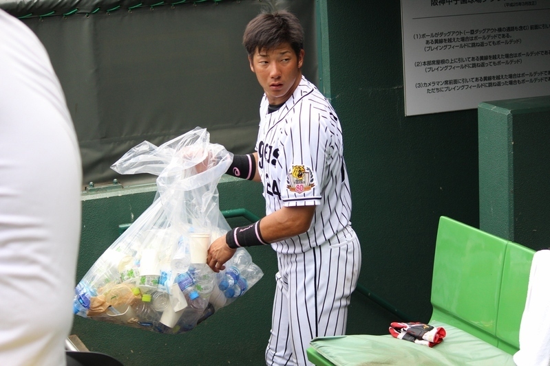 植田選手がいないため、一番年下の横田選手がベンチの片づけ。ゴミはもうないかな？