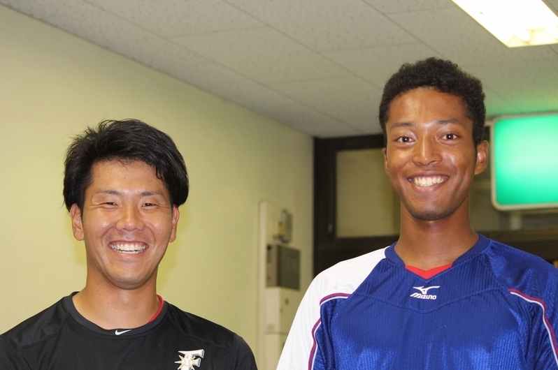 トラヴィス投手が一番いい顔で笑った写真かも。左は福井の藤野投手(左)です。