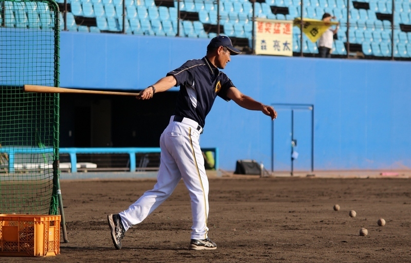 試合前練習でノックをする福井・吉竹監督。