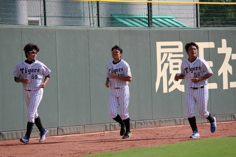 みんな揃って三者凡退の好投を見せた、(左から)二神投手、鶴投手、松田投手。