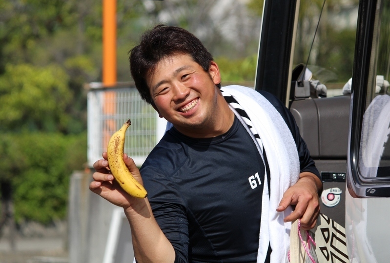 オリックス・奥浪選手のとっておきショット。バナナを持ってバスに乗るところです。