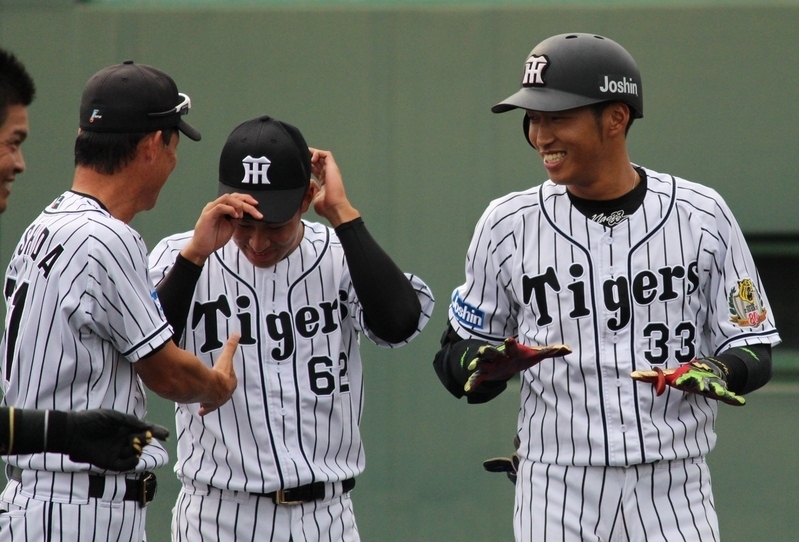 恥ずかしかったのか下を向く植田選手に笑いかける西田選手(右)と吉田コーチ(左)。