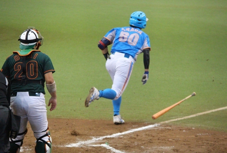 7回、ライトへの二塁打を放った穴田選手。