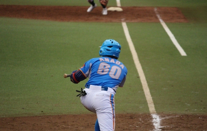 9回、無死一塁で穴田選手はバントの構え。
