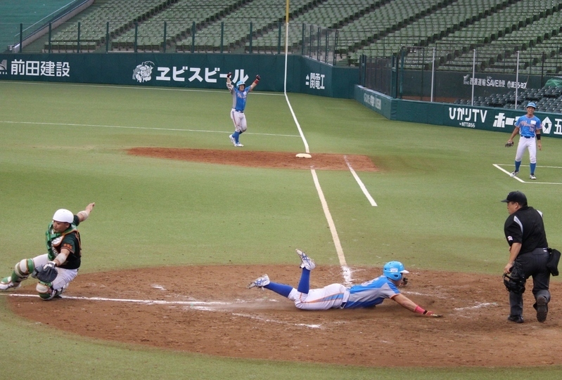 タッチアップで三塁へ進んだ岸選手が、中継の乱れをついて一気に生還!