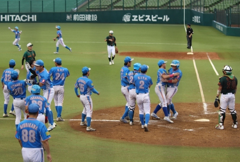 生還した水田選手を迎えて、西川監督(左下)と、打った平井選手(左上)の姿も。
