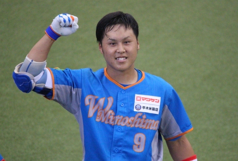 試合終了後、スタンドから声をかけるとガッツポーズで応えてくれた平井選手。