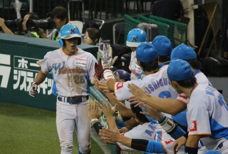 高橋孝選手はキッチリ送って平井選手が三盗、連続四球で満塁となり